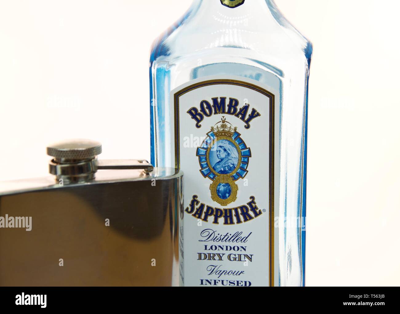 MADRID, Spanien - 21. April: Bombay Sapphire Genf Flasche und Metall Kolben am 21. April 2019 in Madrid, Spanien. Stockfoto