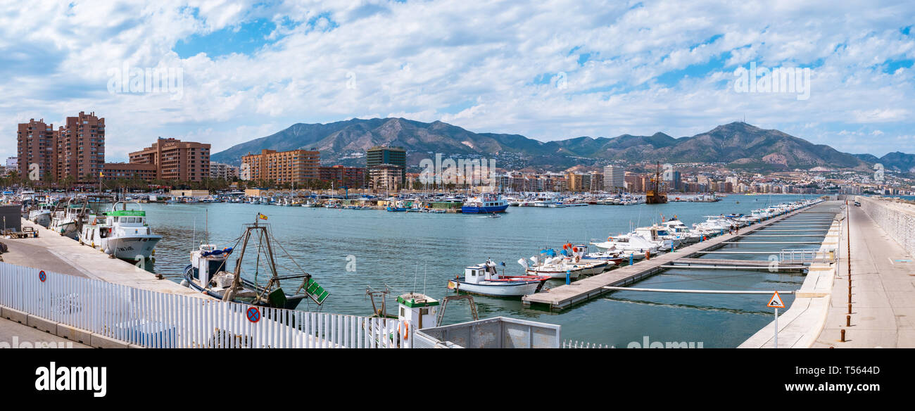 Fuengirola, Spanien - 30. Juni 2018. Fuengirola Stadt und Hafen Bucht Panoramaaussicht, Costa del Sol, Provinz Malaga, Andalusien, Spanien, Westeuropa Stockfoto