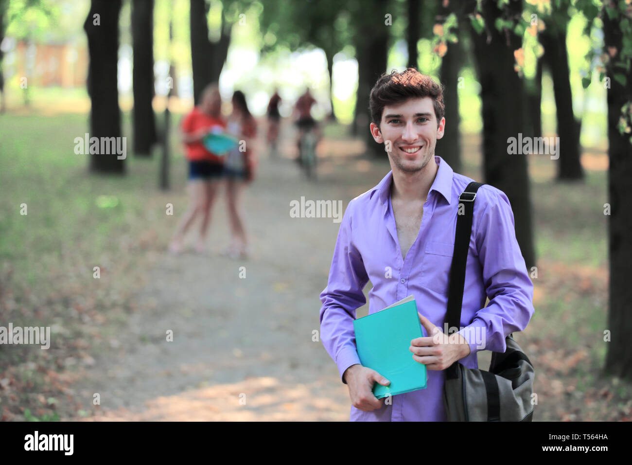 Porträt eines erfolgreichen Kerl in einem Stadtpark. Stockfoto