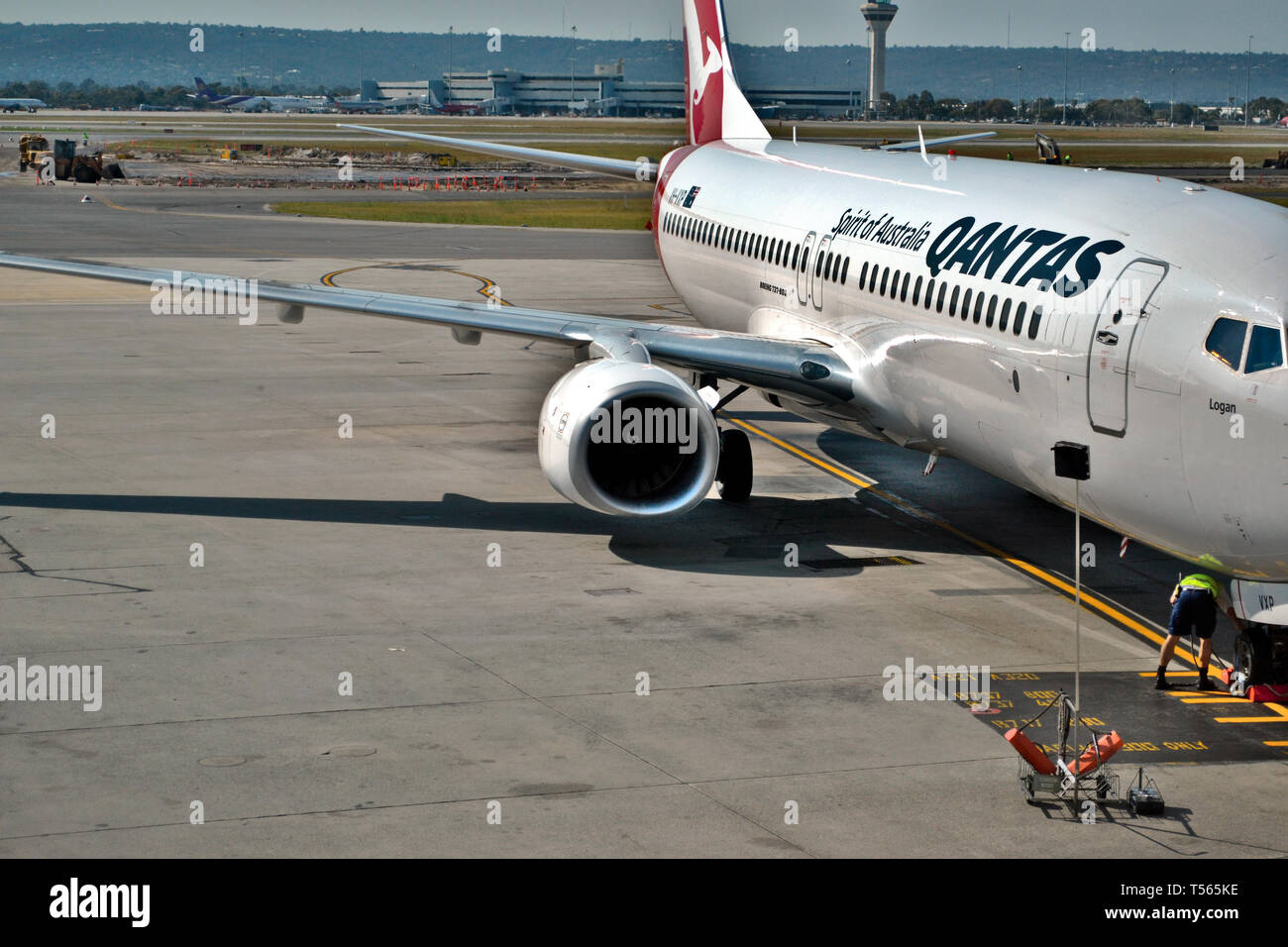 Pert Western Australia, 5. Oktober 2011, ein Mann ist die Überprüfung der Qantas Flugzeug vor dem Start vom Flughafen Perth. Stockfoto