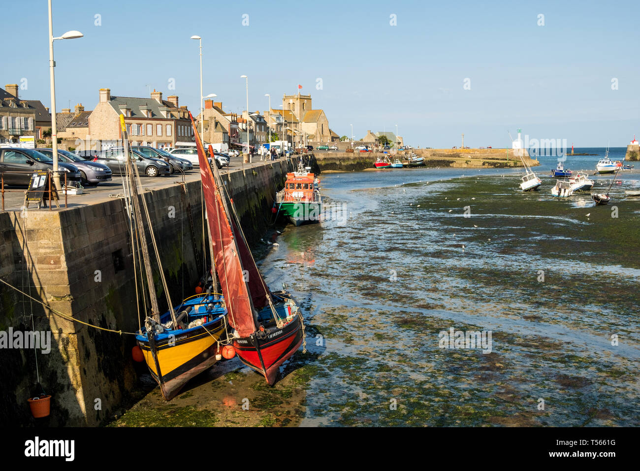 Barfleur, Frankreich - 29 August 2018: Ebbe im Hafen von Grandcamp-maisy, Normandie Frankreich Stockfoto