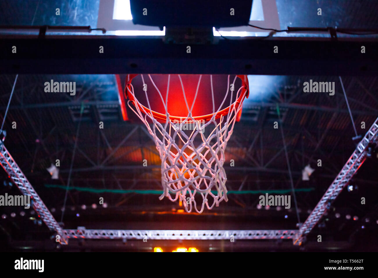 Basketballkorb in Rot Neon Lichter in Sports Arena während des Spiels - Wettbewerb Stockfoto