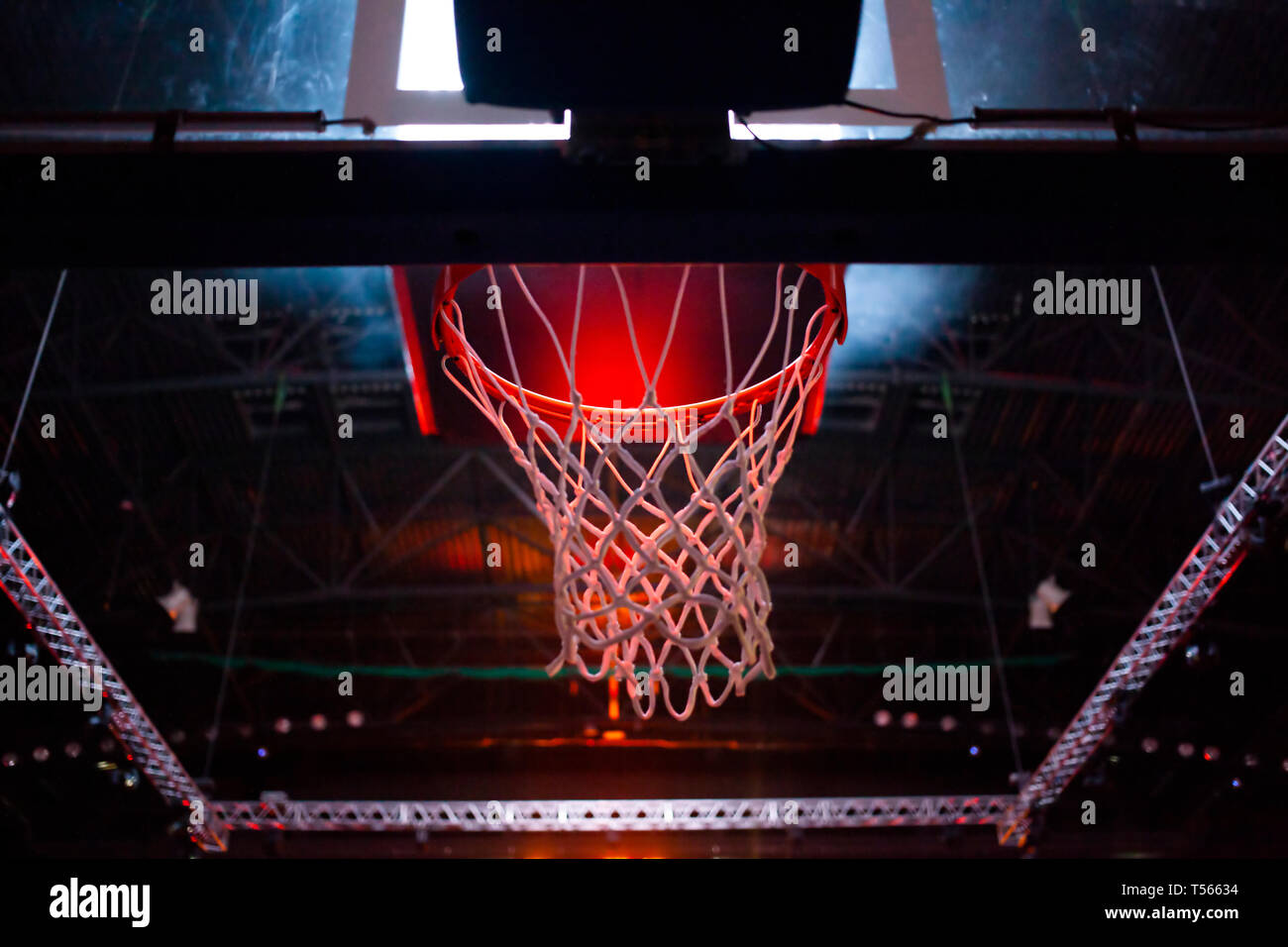 Basketballkorb in Rot Neon Lichter in Sports Arena während des Spiels - Wettbewerb Stockfoto