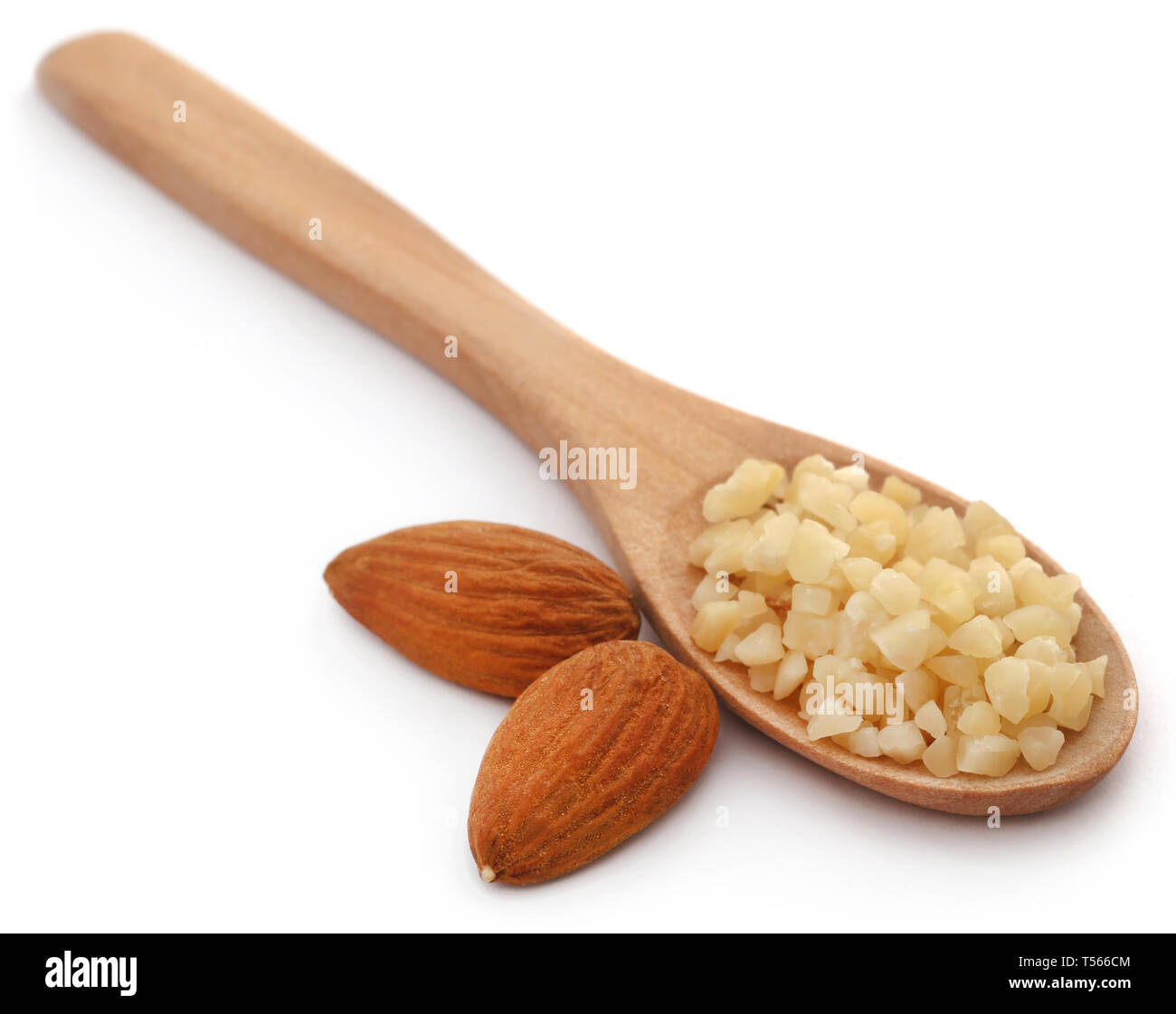 Kleine Stücke gehackten Mandeln mit ganzen, Stockfoto