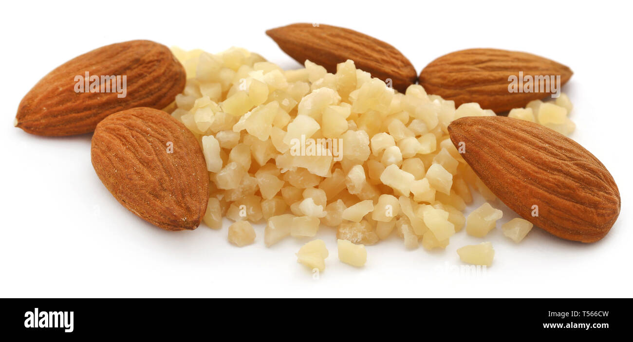 Kleine Stücke gehackten Mandeln mit ganzen, Stockfoto