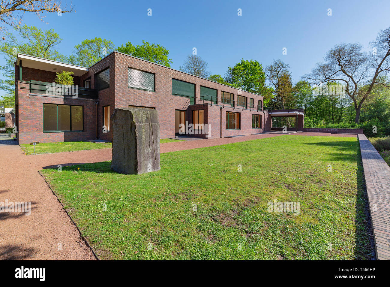 Krefeld - Ansicht von beiseite zu Museum Ester, zwischen 1928 und 1931 von Mies van der Rohe, Nordrhein Westfalen, Deutschland, 20.04.2019 gebaut Stockfoto