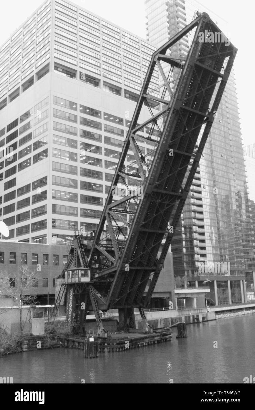 Die verlassenen Carroll Avenue Eisenbahnbrücke dauerhaft in einer angehobenen Position über den Chicago River in der Nähe von Wolf Point und die Apparel Mart gesperrt Stockfoto