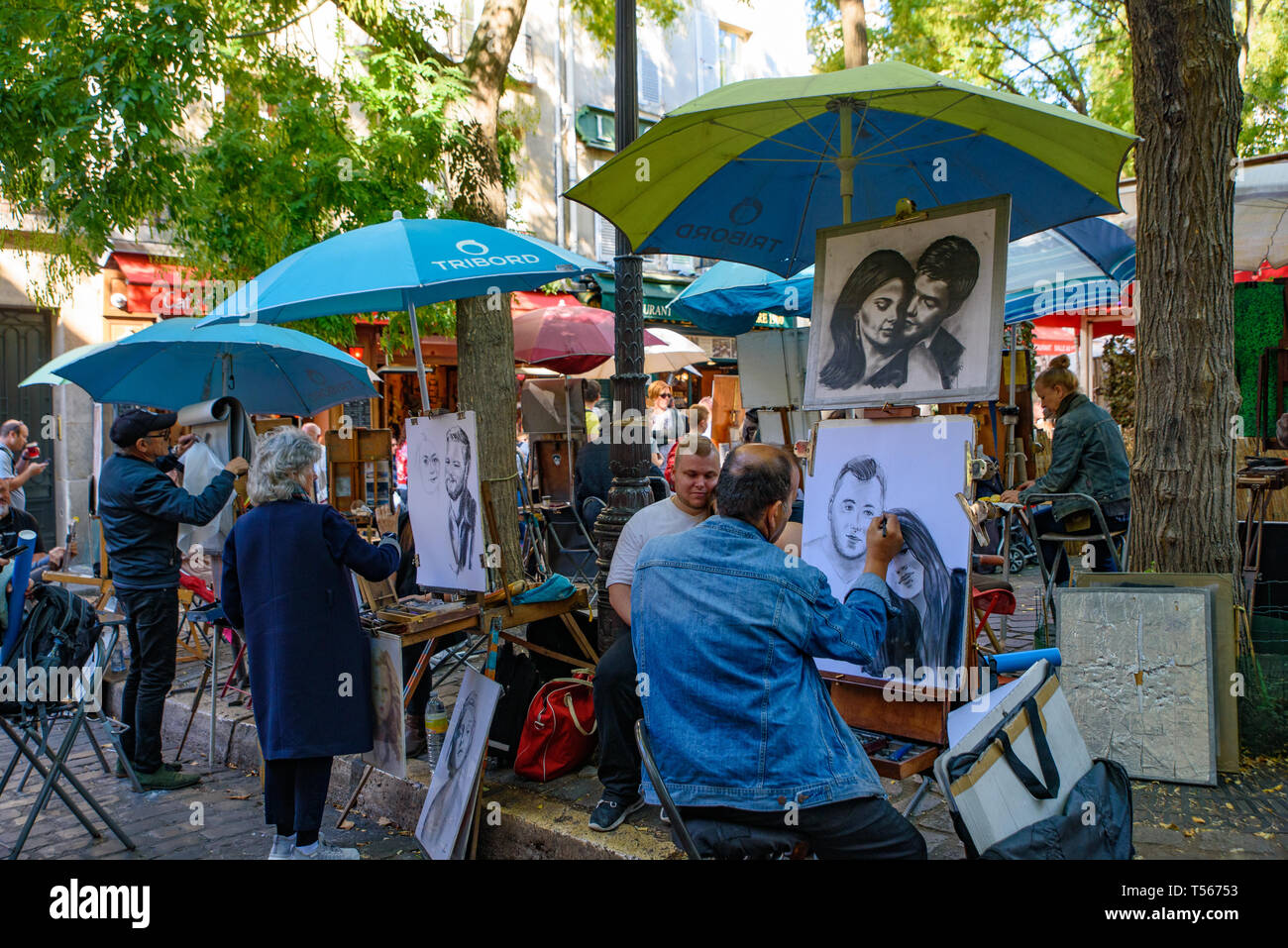 Das Quadrat der Place du Tertre in Montmartre, berühmt für Künstler, Maler und portraitists Stockfoto