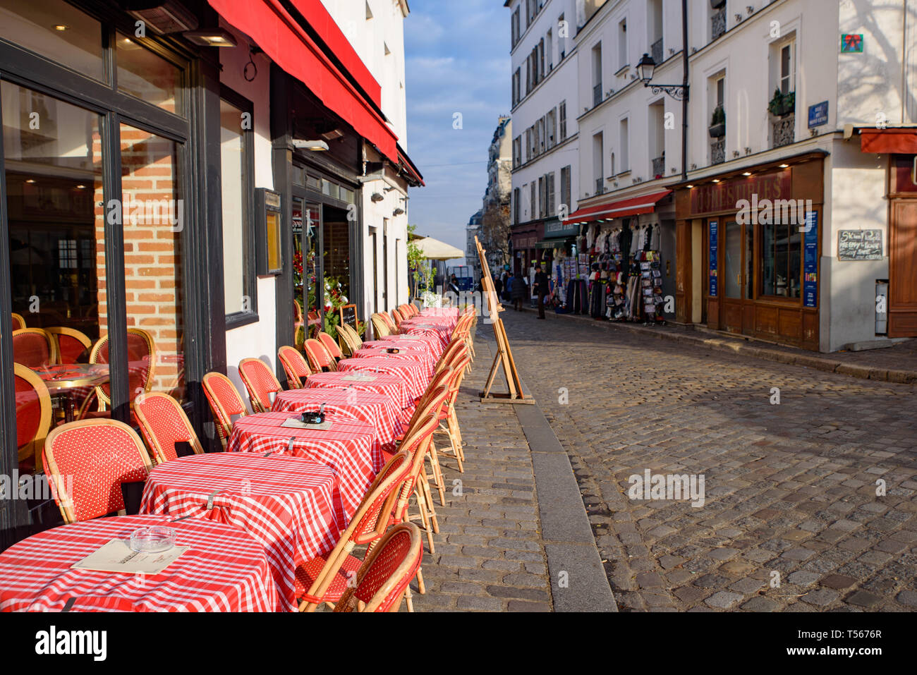 Der Außenbereich des Restaurants am Platz Place du Tertre in Paris, Frankreich Stockfoto