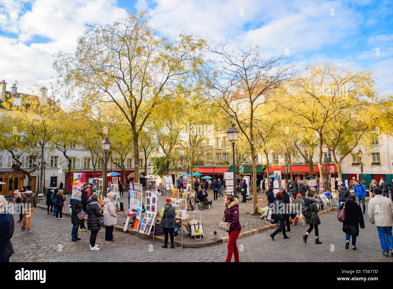 Das Quadrat der Place du Tertre in Montmartre, berühmt für Künstler, Maler und portraitists Stockfoto