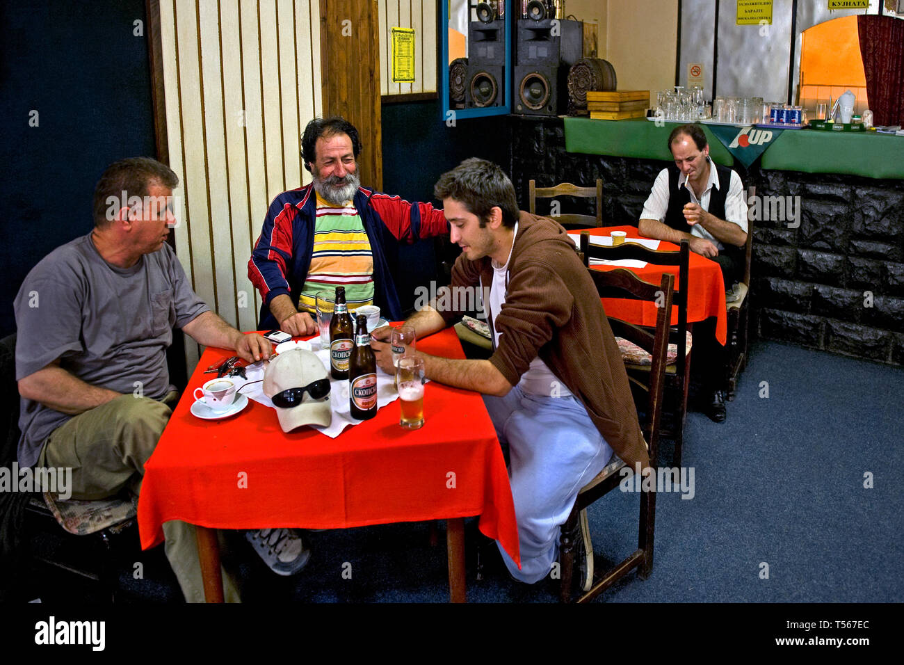 Demir Kapija/Republik Nördlich Mazedonien: Get-zusammen der Menschen vor Ort in einem Restaurant Stockfoto