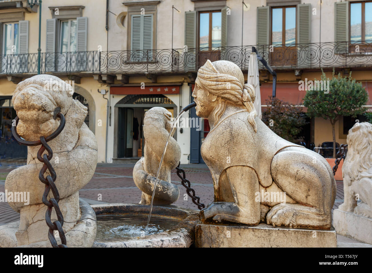 Venezianische Contarini Brunnen auf der Piazza Vecchia Bergamo. Italien Stockfoto