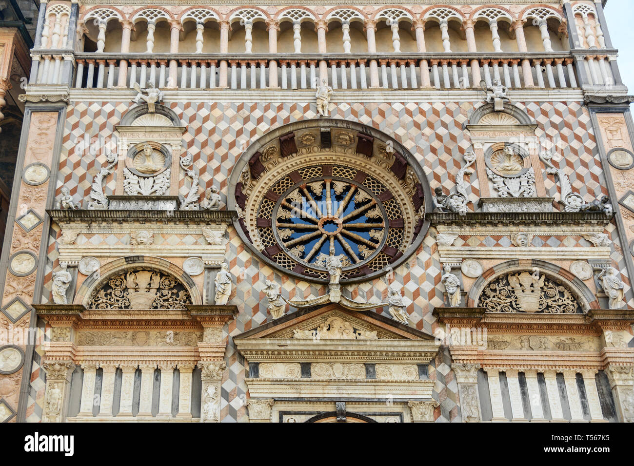 Detail der Fassade der Capella Colleoni in Bergamo. Italien Stockfoto