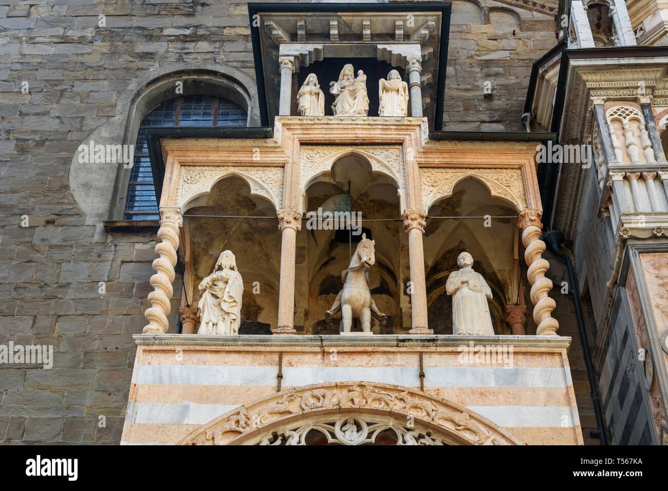 Detail von Giovanni da Campione's Porch auf der linken Querschiff der Basilika von Santa Maria Maggiore in Bergamo. Italien Stockfoto