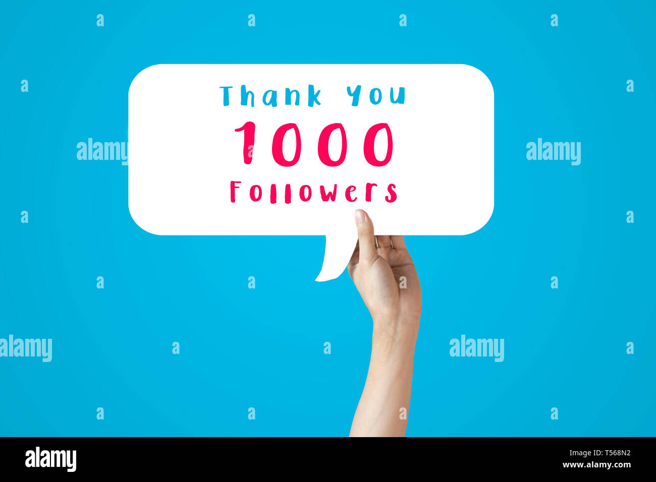 Nahaufnahme der menschlichen Hand angehoben und halten eine Blase Rede von vielen Dank 1.000 Follower - social media Feier Meilenstein schreiben Stockfoto