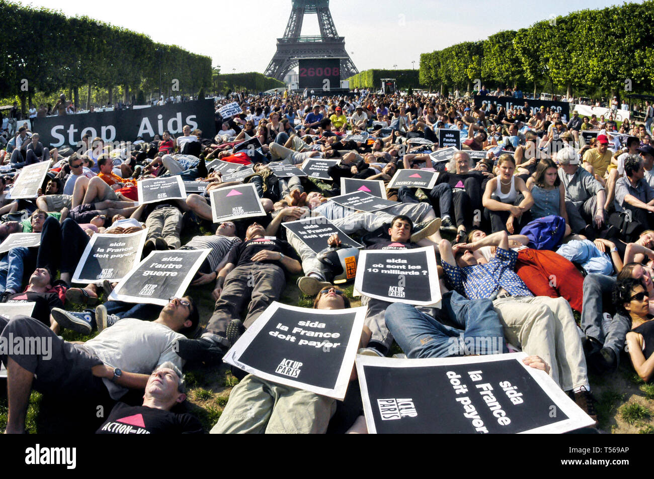 PARIS - große Menschenmenge, Aids-Aktivisten, Act Up Paris, NGO Organisation, Demonstration auf dem Rasen Champs-de-Mars, Park nahe Eiffelturm, Stage die-in, um gegen mehr Finanzierung der Weltfonds zu protestieren, aktivistische Demonstranten, Act Up Protest Schweigen Tod, junger Aktivismus, sozialer Flashmob LEGEN Stockfoto