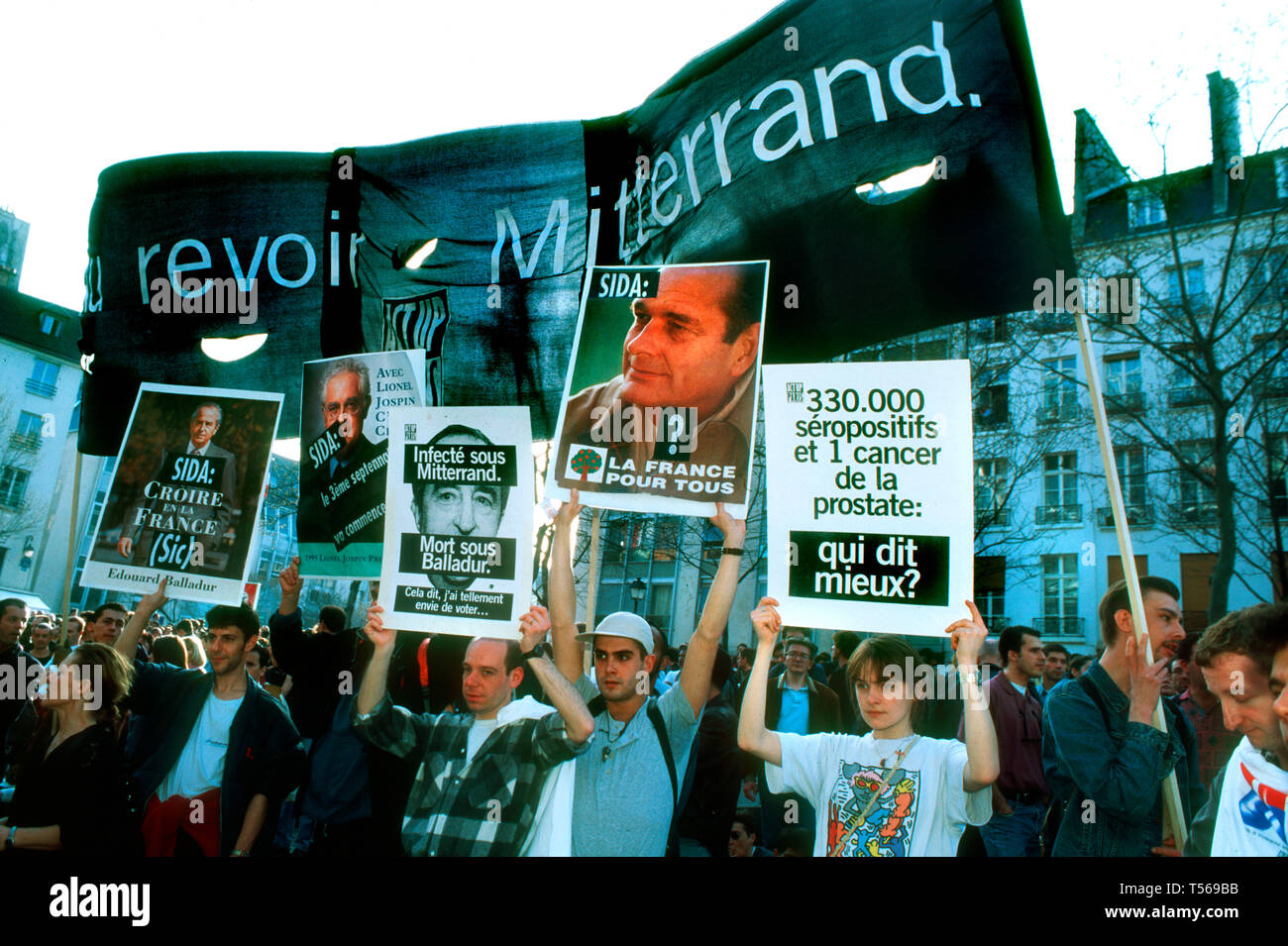 Paris, Frankreich - große Menschenmenge, Front, Protestzeichen halten, Aids-Aktivisten des Act up-Paris protestieren gegen französische Präsidenten Untätigkeit gegen AIDS, Balladur, Jospin, Mitterand, Chirac, Schilder vorne, junge Leute protestieren, Auftrittsposter, soziale Front Stockfoto