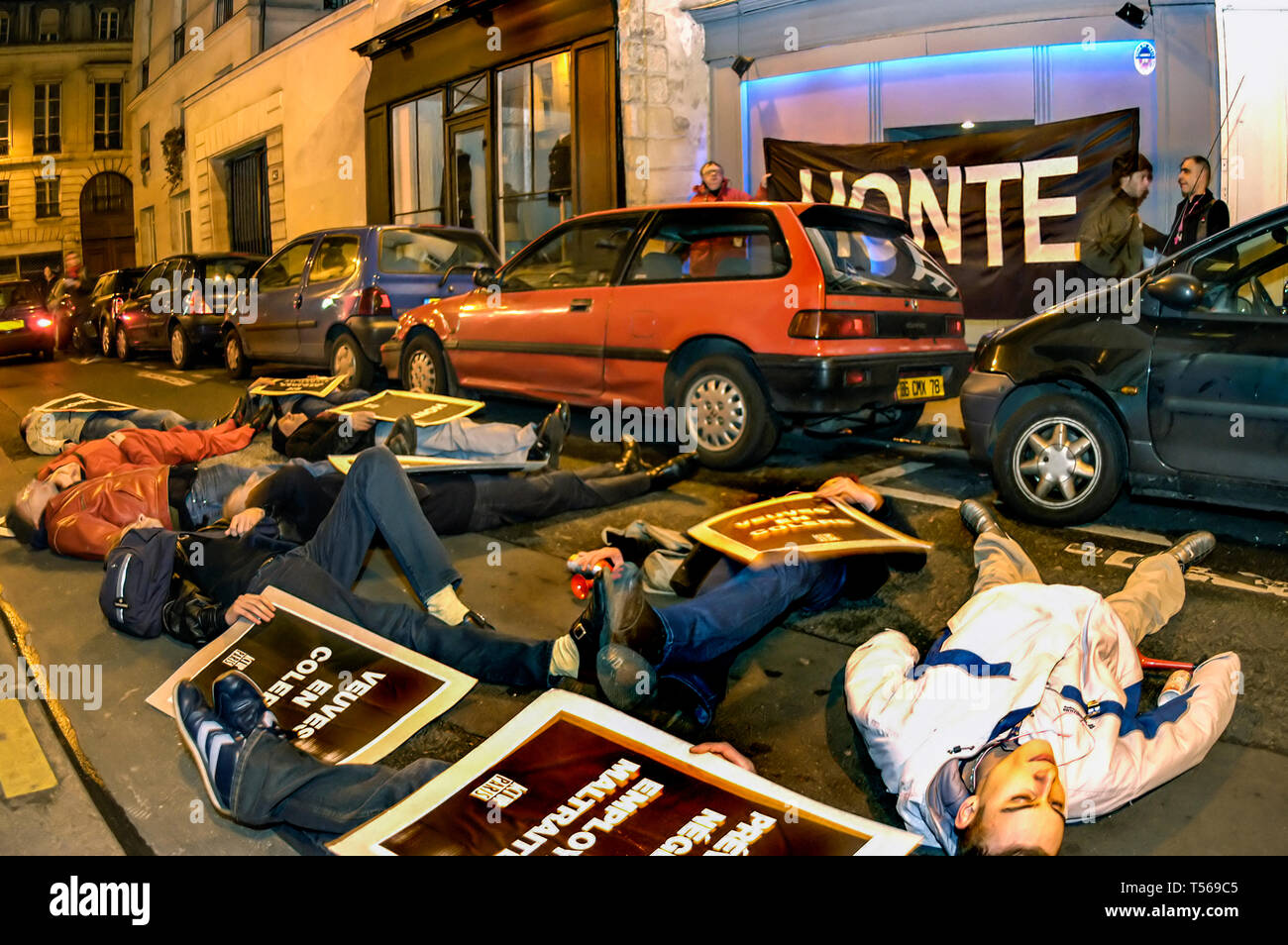 Paris, Frankreich, Act Up-Paris, Group People, Men, Association Fighting AIDS, Protest vor G-ay Bar in Marais, Full Metal, gegen Diskriminierung durch eigene Person gegenüber einem gefeuerten Mitarbeiter. Jugendliche protestieren, protestieren gegen den Tod Stockfoto