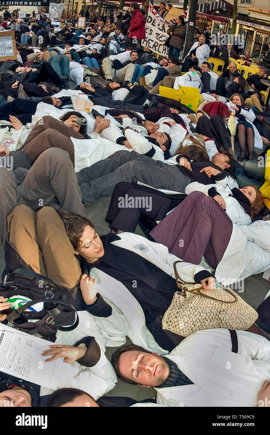 Paris, FRANKREICH - große Menschenmenge, Universitätsstudenten, die auf der Straße liegen, Demonstration von Wissenschaftlern gegen staatliche Unterdrückung öffentlicher Mittel, Stockfoto