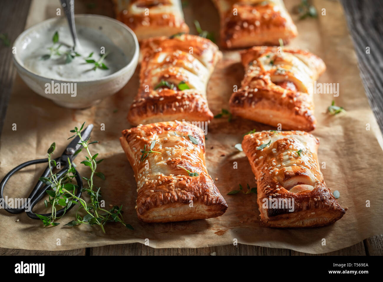 Heiße Würstchen in Blätterteig als Snack für Frühstück Stockfoto