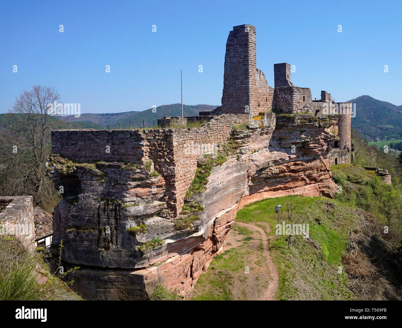Ruinen von Rock Burg Altdahn, eine mittelalterliche Festung im Village Dahn, Wasgau, Rheinland-Pfalz, Deutschland Stockfoto