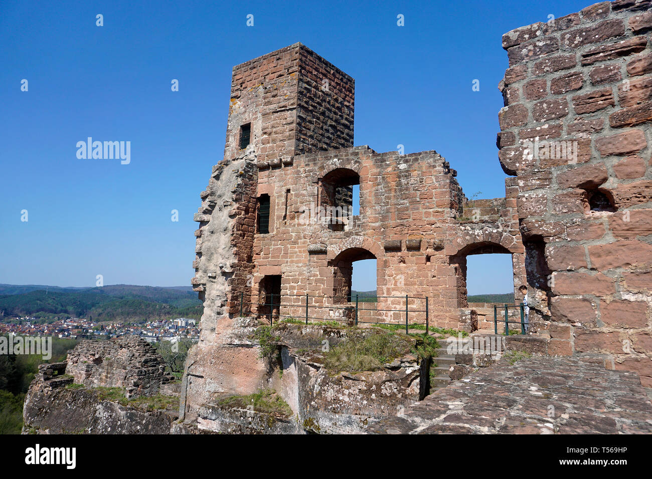 Palas und den Turm von Rock Burg Altdahn, eine mittelalterliche Festung im Village Dahn, Wasgau, Rheinland-Pfalz, Deutschland Stockfoto