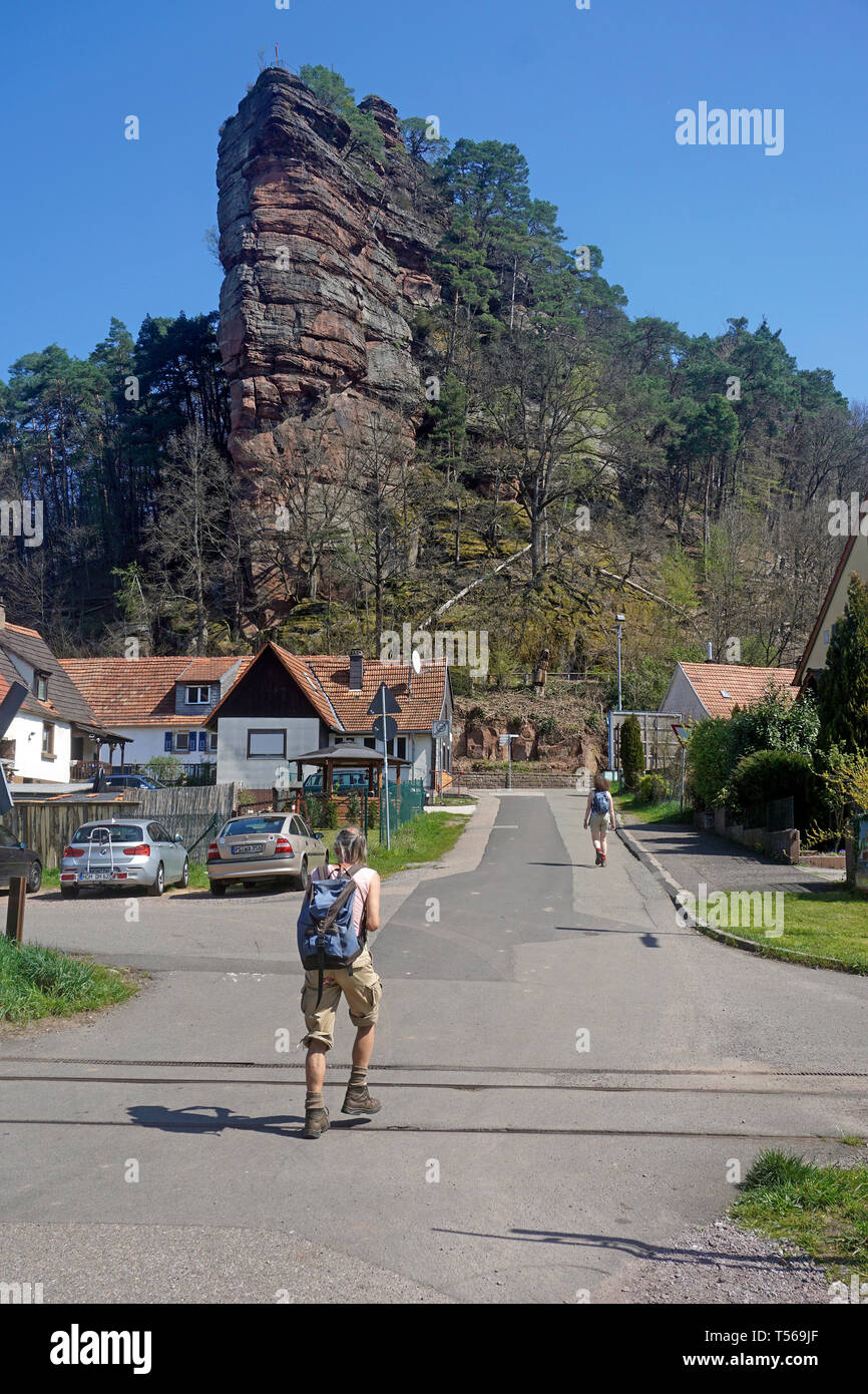 Wanderer bei "jungfernsprung", Felsen und Wahrzeichen des Dorfes Dahn, Wasgau, Rheinland-Pfalz, Deutschland Stockfoto