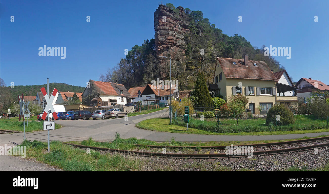Die "jungfernsprung", Felsen und Wahrzeichen des Dorfes Dahn, Wasgau, Rheinland-Pfalz, Deutschland Stockfoto