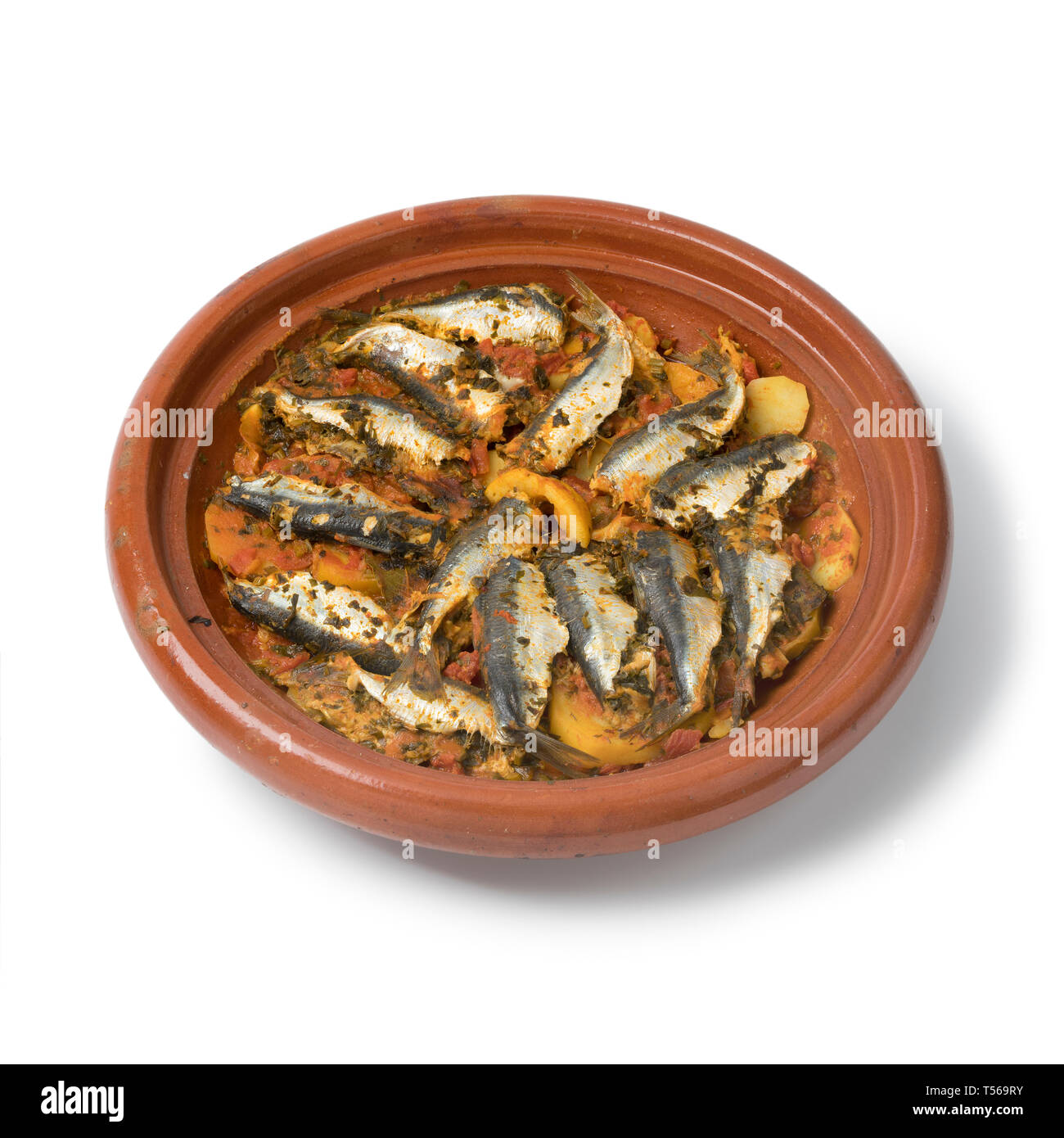 Traditionelle marokkanische Tajine mit Gefüllte Sardinen und Gemüse isoloated auf weißem Hintergrund Stockfoto