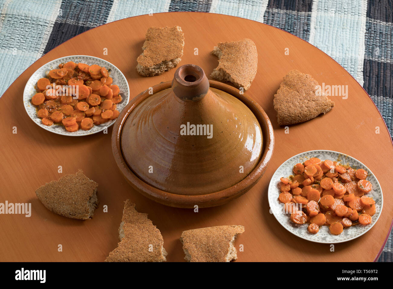 Traditionelle marokkanische Tajine, möhre Salat und Brot auf dem Tisch für das Abendessen Stockfoto