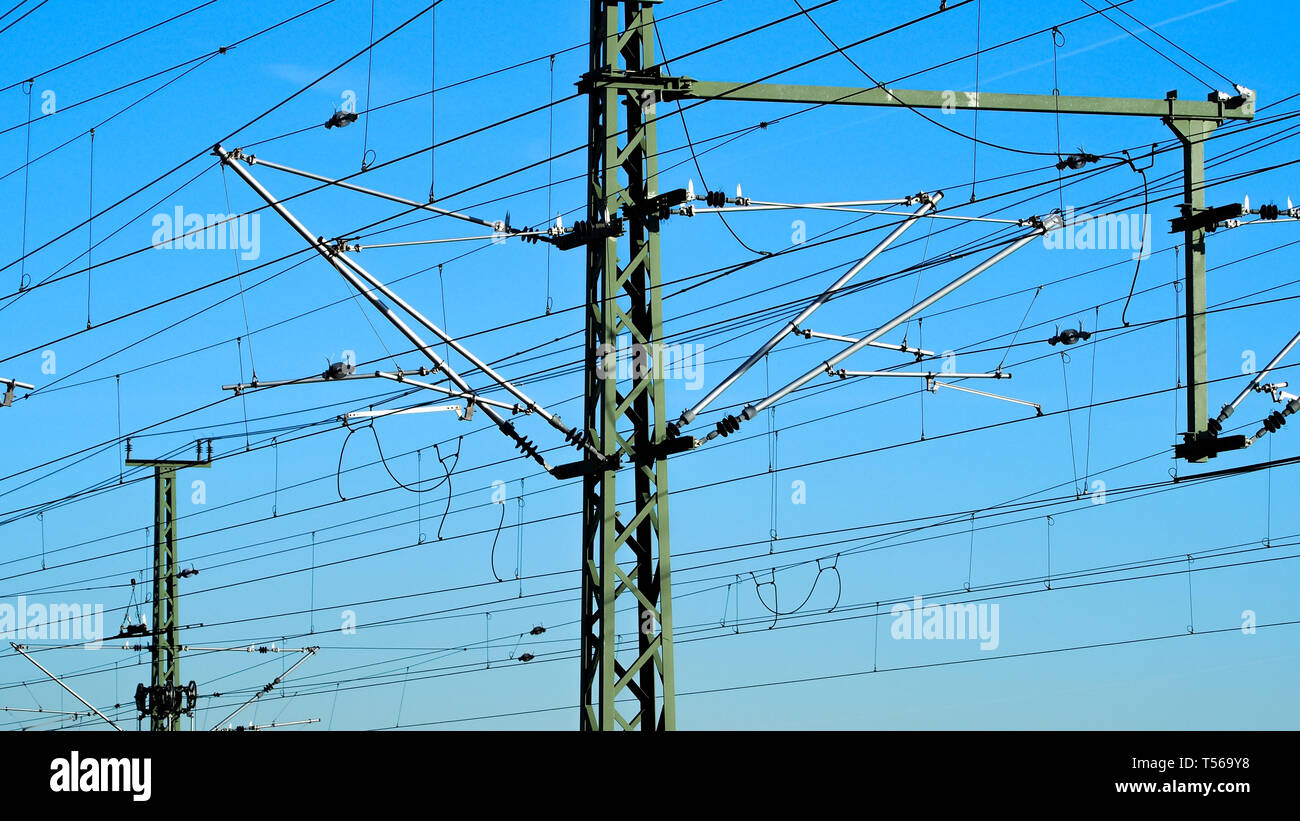 Details einer Strom mast und Energie Kabel einer Strecke Stockfoto