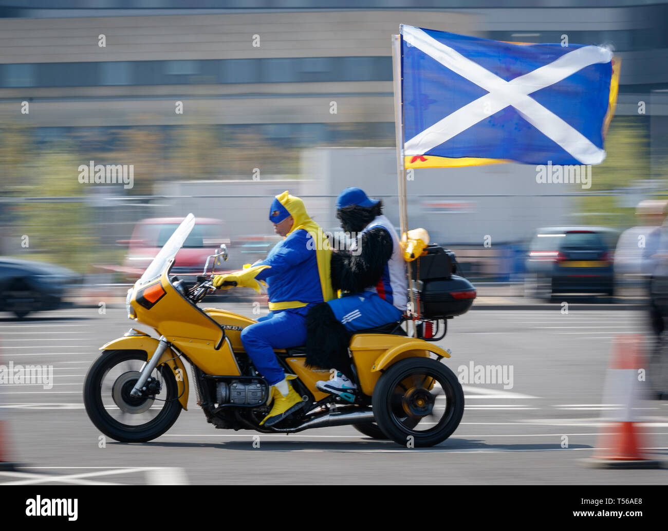 Die Teilnehmer zum 40-jährigen Jubiläum Easter Egg Run für Glasgow's Kinder Krankenhaus Nächstenliebe von Glasgow Green zu den königlichen Krankenhaus für Kinder. Stockfoto