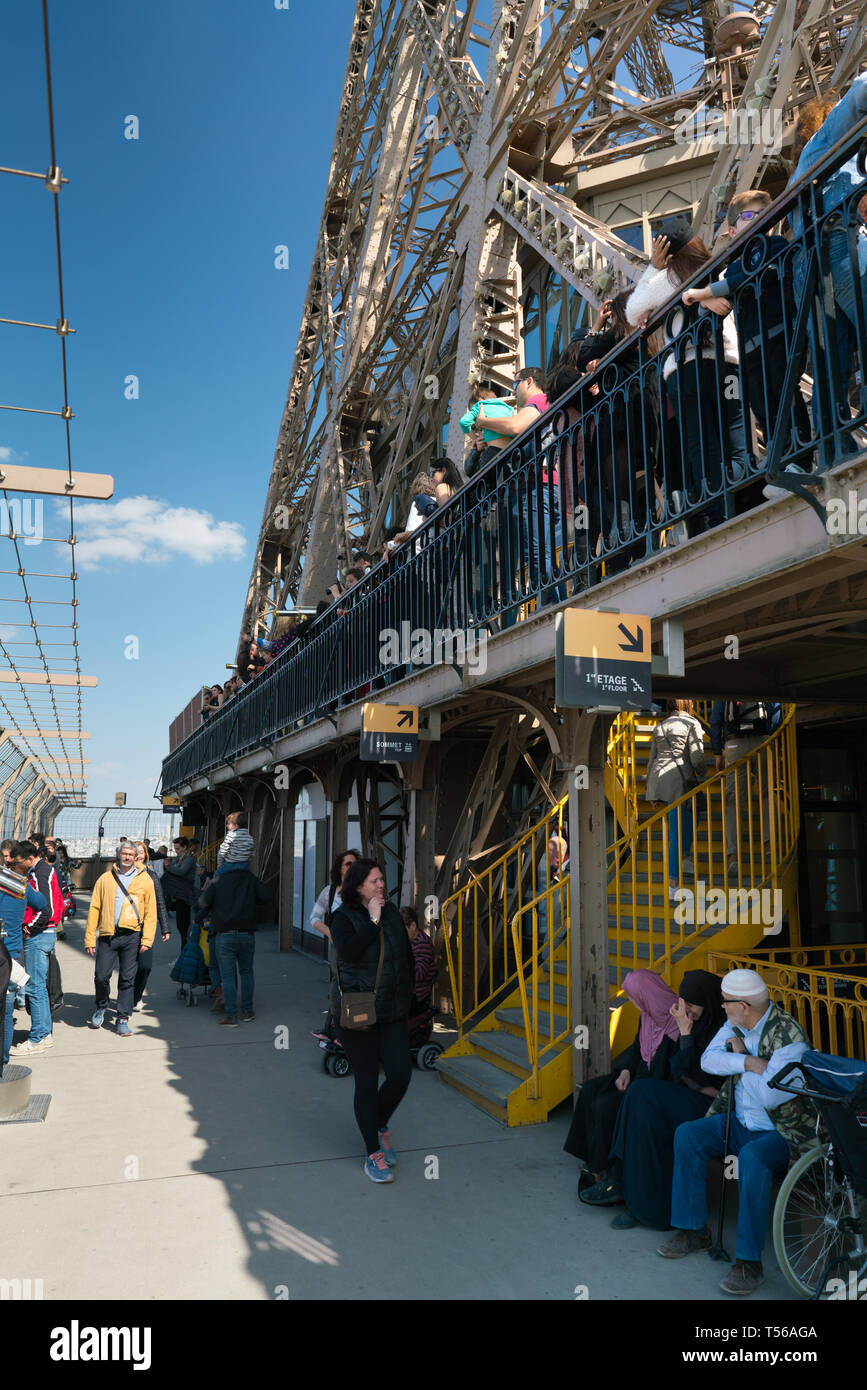 Paris, Frankreich, 31. März 2019: die Menschen besuchen Eiffel Tower Observation Deck. Stockfoto