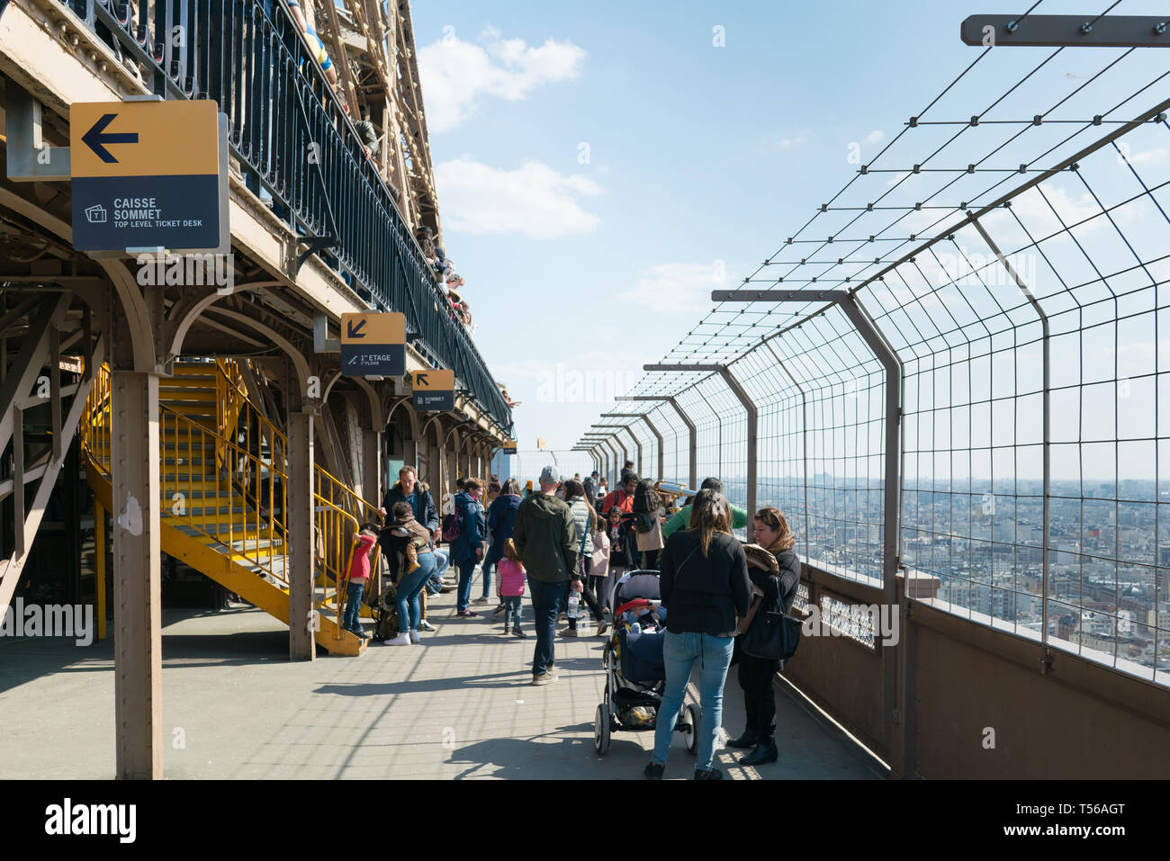 Paris, Frankreich, 31. März 2019: die Menschen besuchen Eiffel Tower Observation Deck. Stockfoto