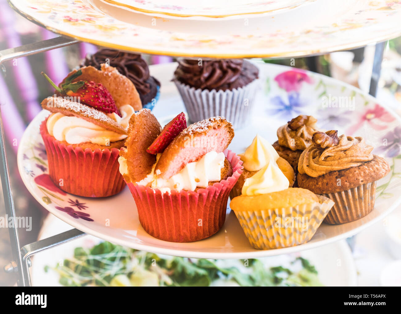 Schön iced Fairy (cup cakes) auf einem Kuchen stehen für einen englischen Nachmittagstee in Janes verzauberte Tea Garden. Stockfoto