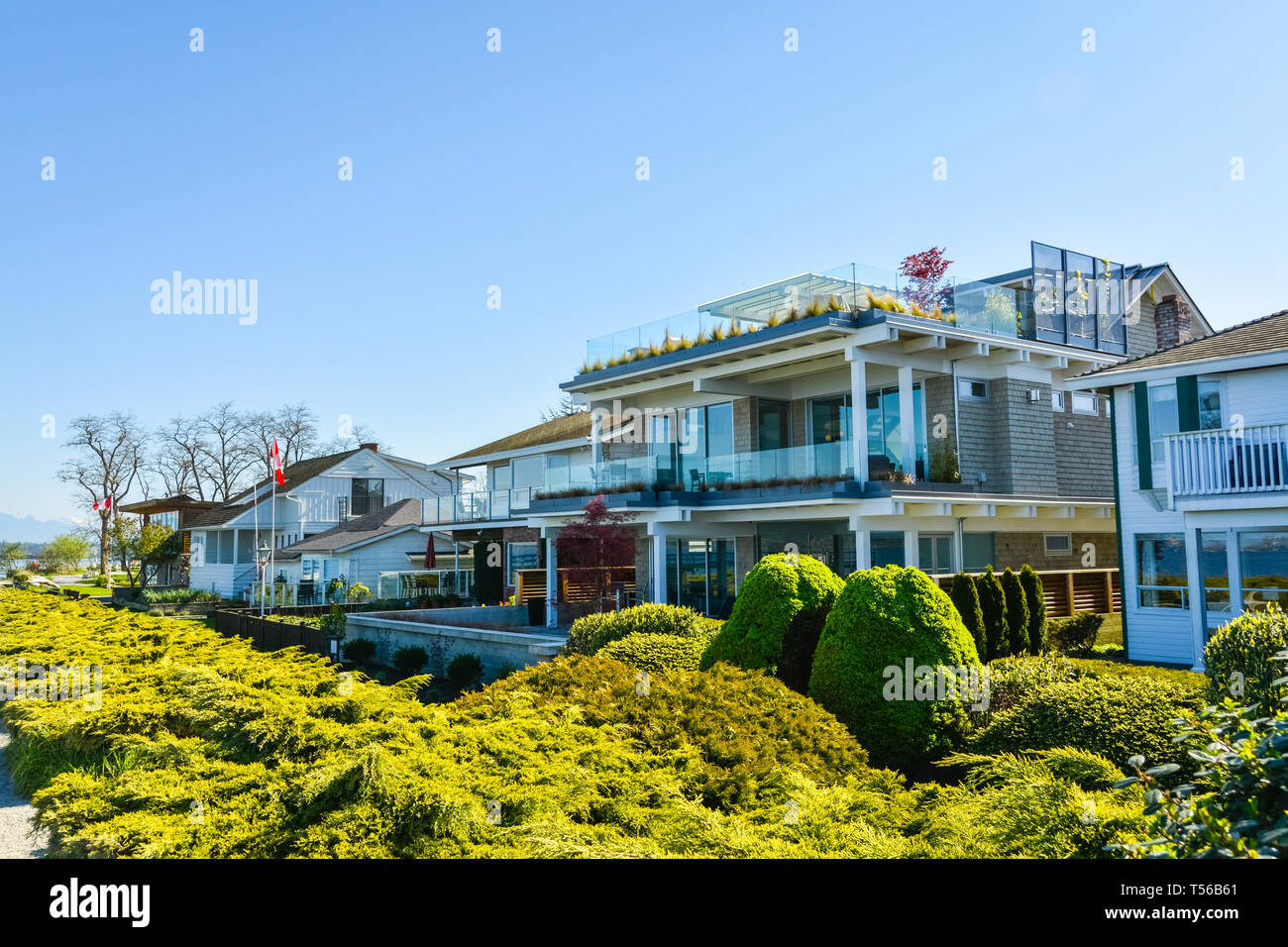 Fassade des Luxus Wohnhaus zu einem Bay Waterfront konfrontiert. Stockfoto