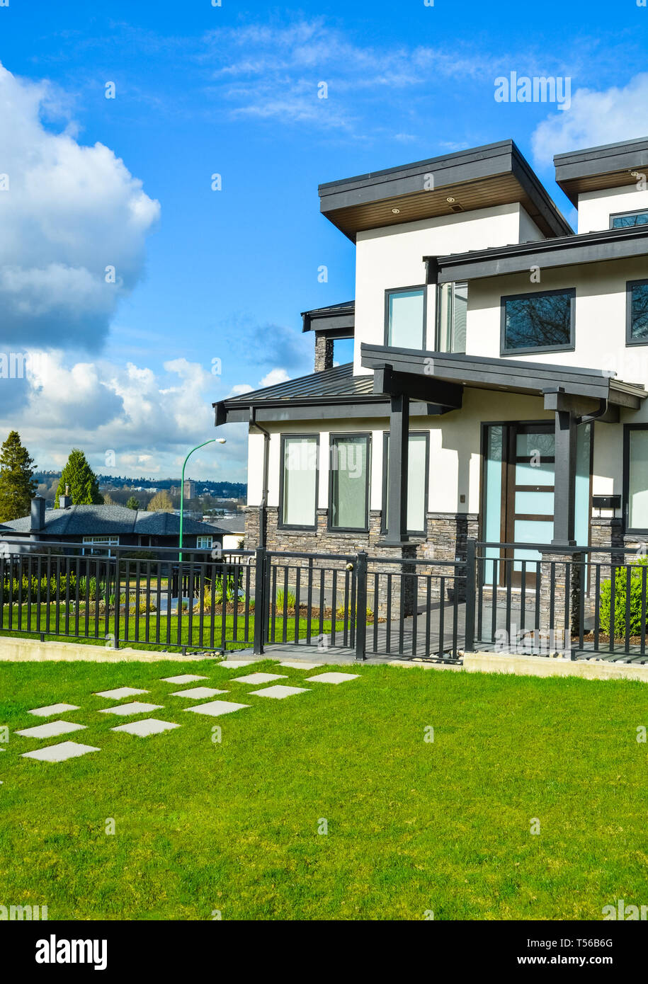 Neues Wohnhaus mit konkreten Fliese weg über den vorderen Rasen Stockfoto