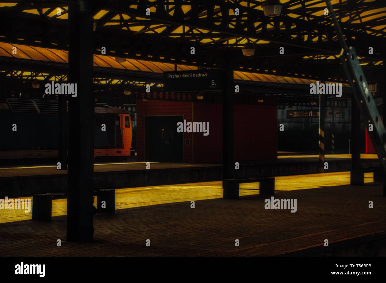 Prag, Tschechische Republik 21 April 2019-Plattform mit abgestellten Zug Stockfoto