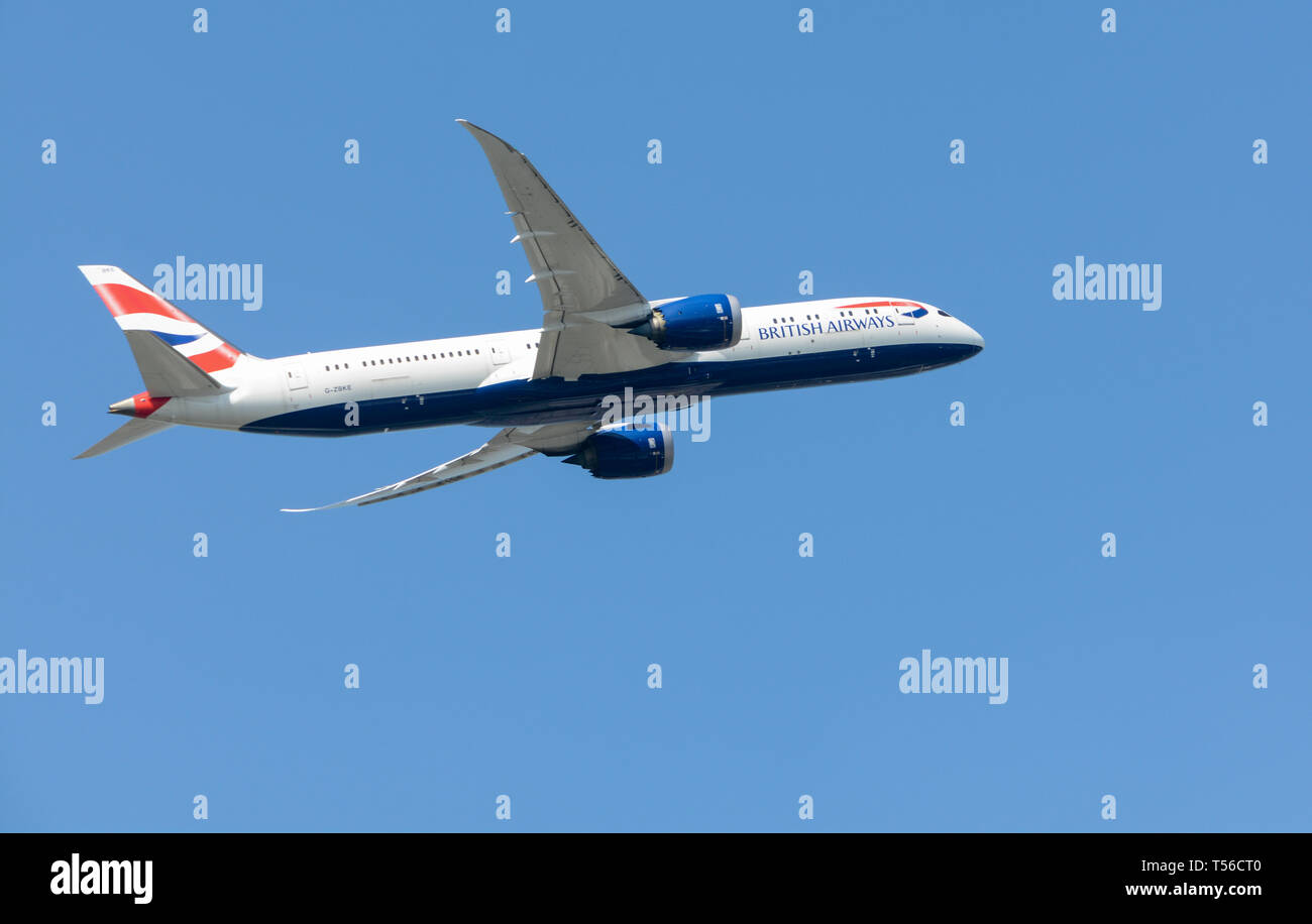 Ein Low-Flying-Flugzeug von British Airways, das vom Flughafen London Heathrow, England, Großbritannien, abfliegt Stockfoto