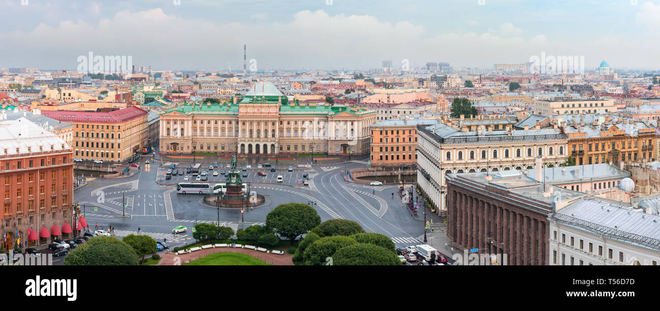 Luftaufnahme von Saint Isaac's Square und das Mariinsky Palast unter einem bewölkten Himmel. Sankt Petersburg, Russland. Stockfoto