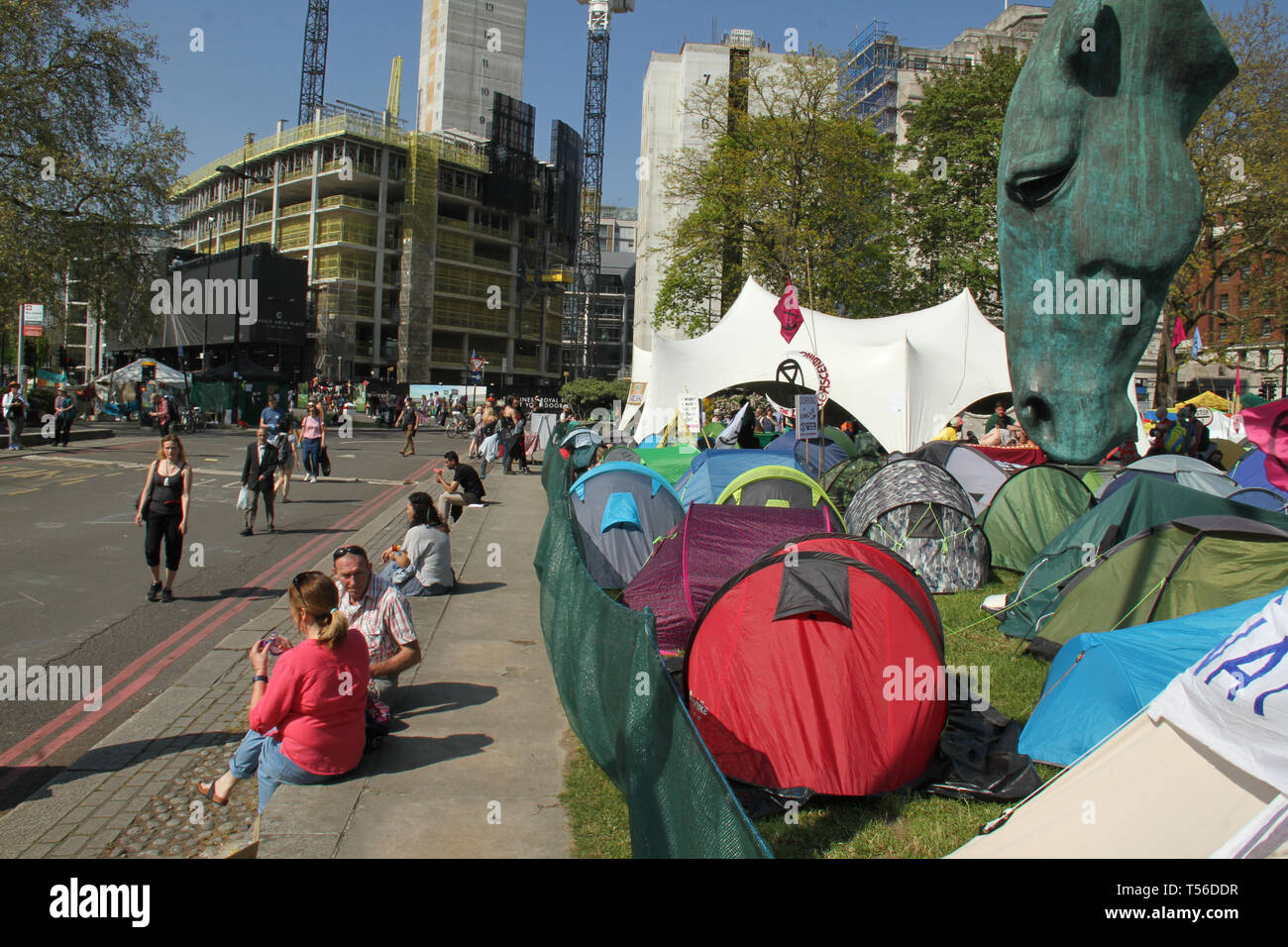 Marble Arch, London, 21. April 2019: ein Meer von demnstrator Zelte bei Marble Arch an Tag 7 der Erweiterung Rebellion Demonstration, die im Laufe der Woche vier Standorte besetzt hatten, Marble Arch, Oxford Circus, Waterloo Bridge und Parliament Square. Den nicht gewalttätigen Demonstranten protestieren zu fordern, dass die Regierung notfalls Maßnahmen auf das Klima und ökologische Krise. Fotos: David Mbiyu/Alamy leben Nachrichten Stockfoto