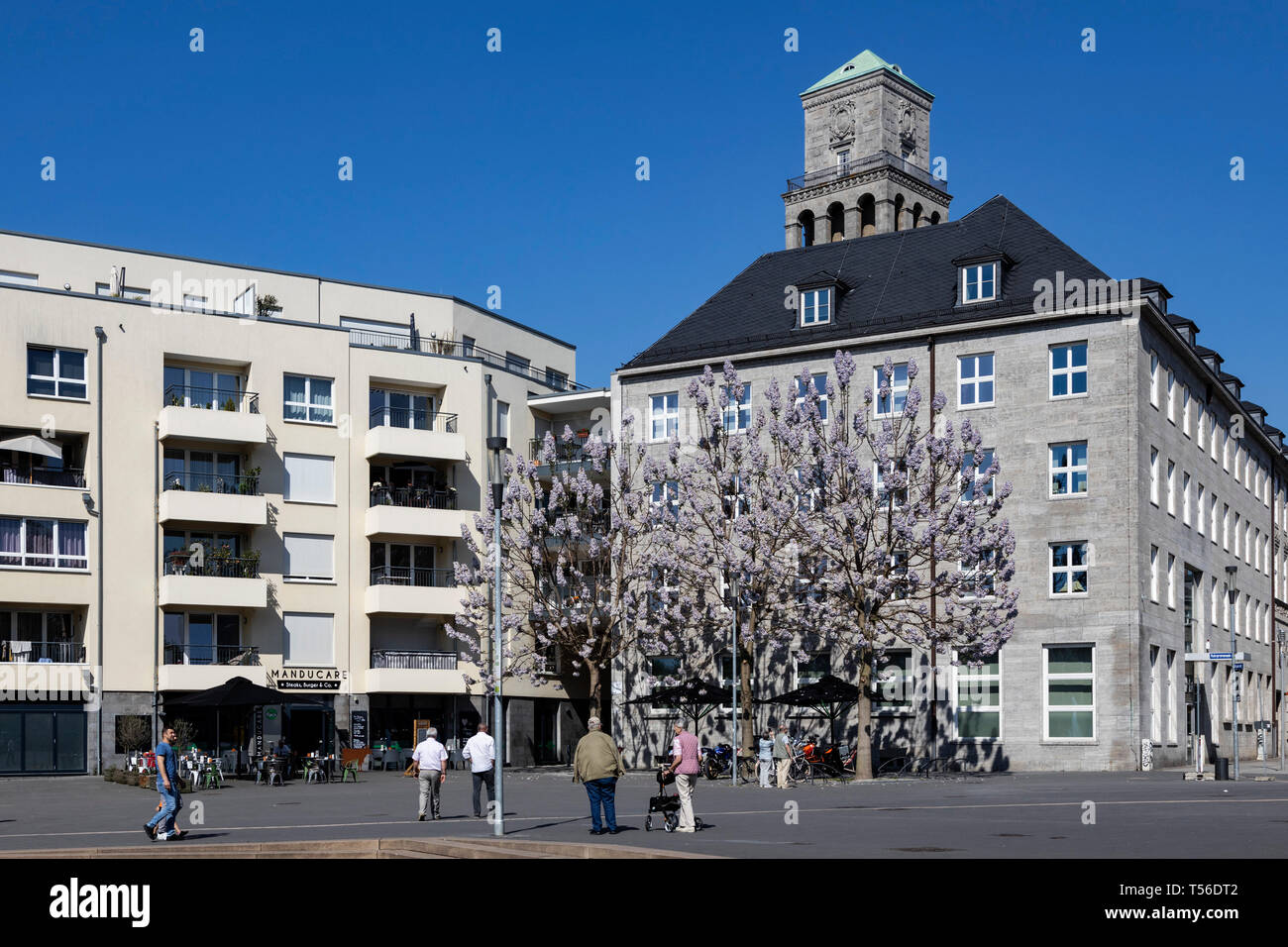 Turm des Rathauses mit der Entwicklung des neuen Gehäuses Ruhrquartier, Mülheim an der Ruhr, Deutschland Stockfoto