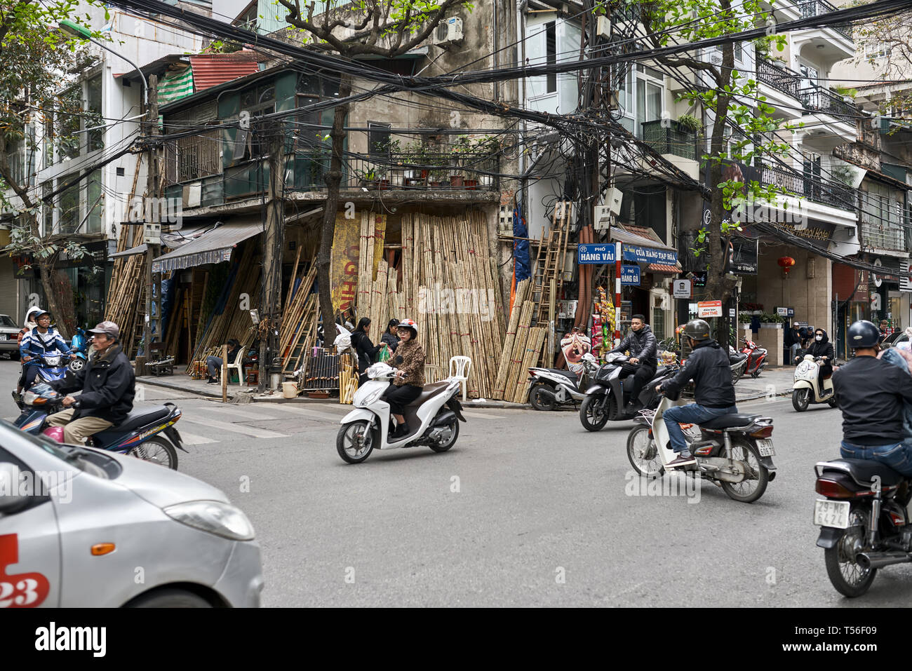 Stadt Straße mit Motorradfahrer in Hanoi. Stockfoto