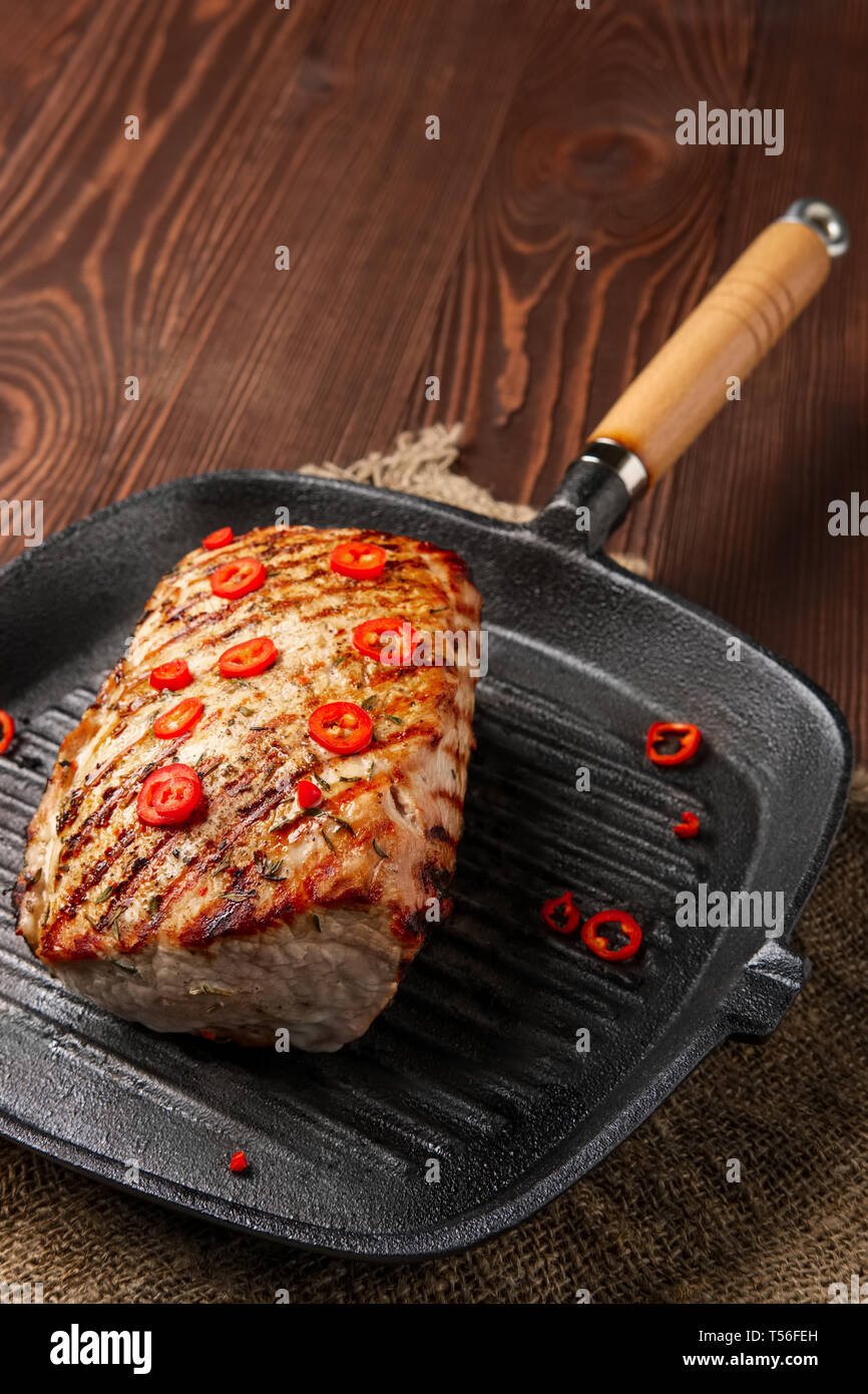 Gegrilltes Roastbeef auf Grillpfanne und gebratenen Auberginen auf ...