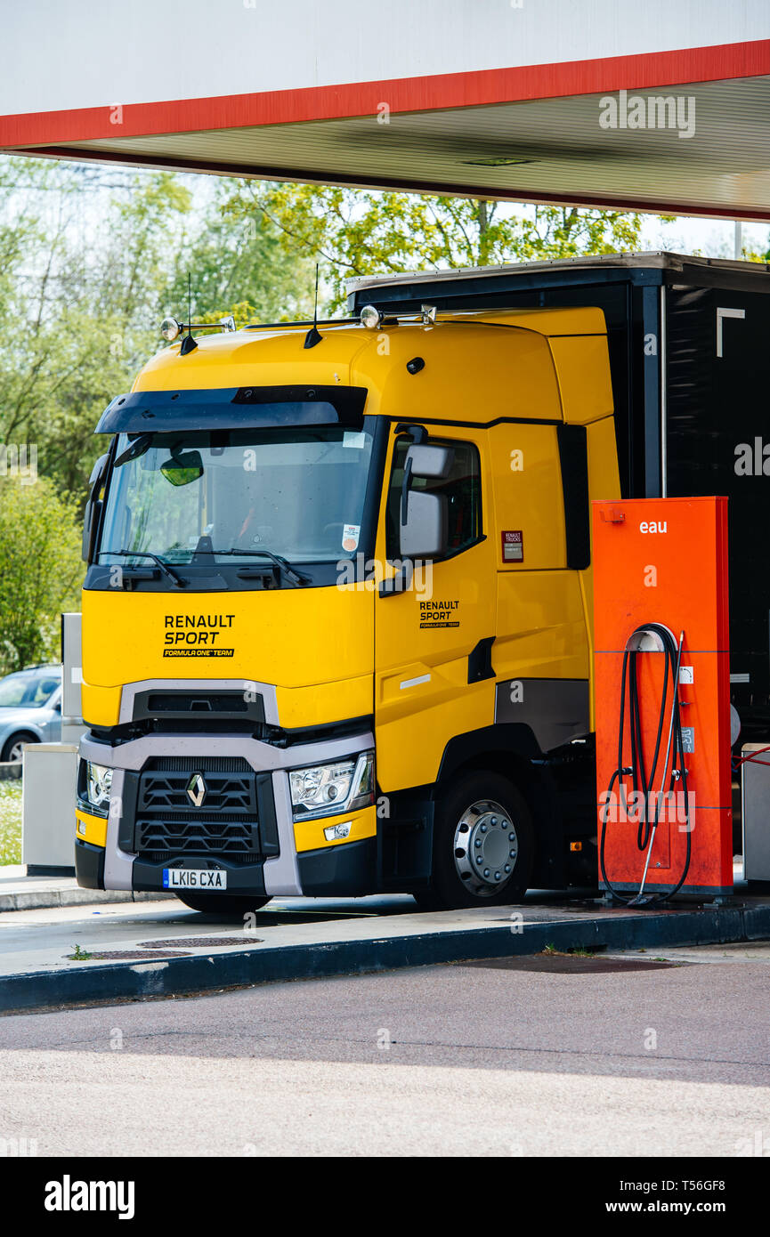 Nizza, Frankreich - Mai 7, 2016: Neue elektrische freundlich Renault T520 Yellow Truck der Formel 1 Sport Team im gesamten französischen Tankstelle mit dem schnellen Turbo Renault F1 Grand Prix Stockfoto