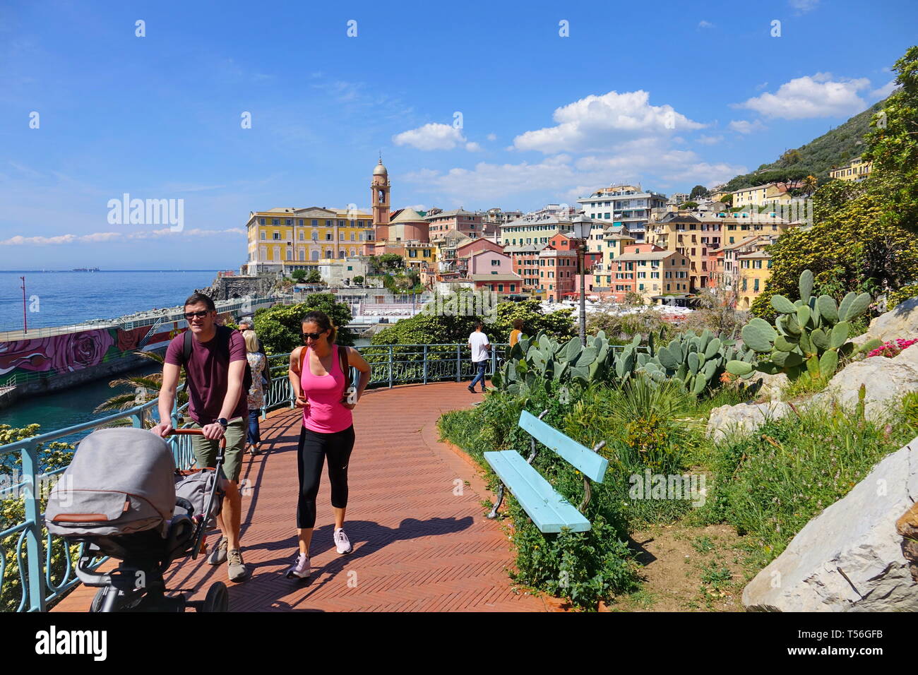 Die bunte Italienische Riviera Landschaft von Porticciolo Dock und Pier in Genova Nervi Stockfoto