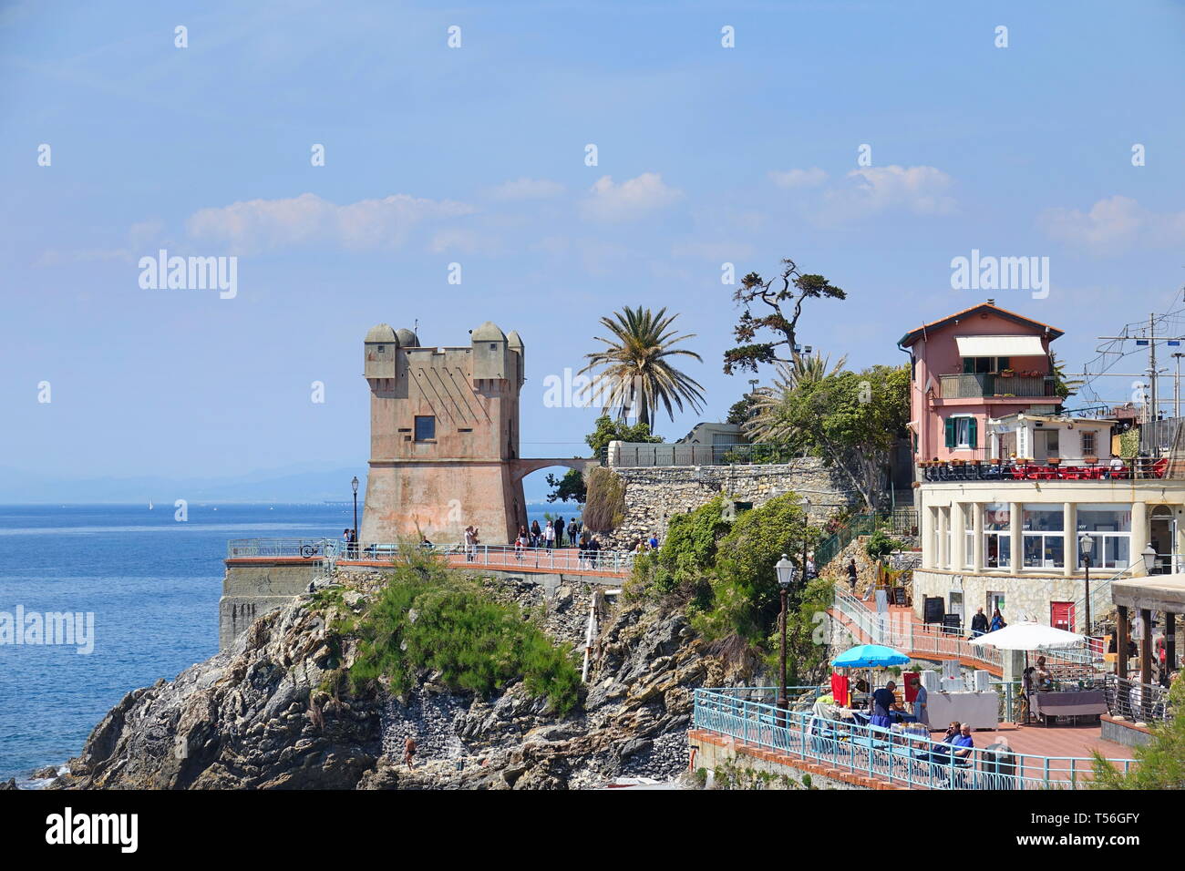 Panoramablick auf den Golf von Tigullio von der Strandpromenade an der felsigen Küste von Genua Nervi Gropallo mit dem mittelalterlichen Turm im 16. Jahrhunder t Stockfoto