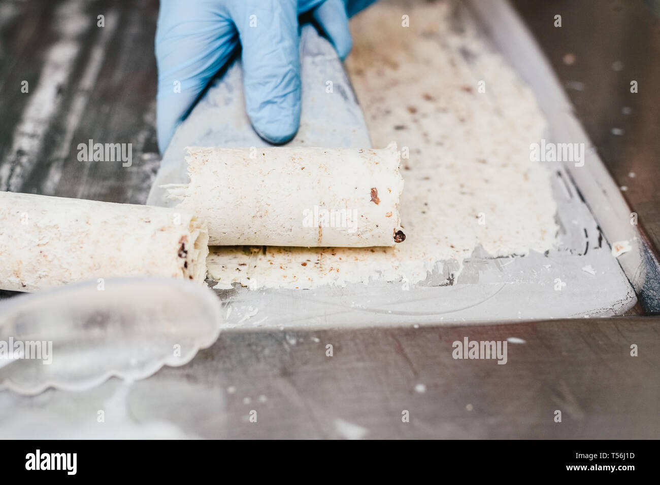 Rolling ein weißes Eis eine Tasse Schokolade vorzubereiten - aufgewickelt Eis Stockfoto