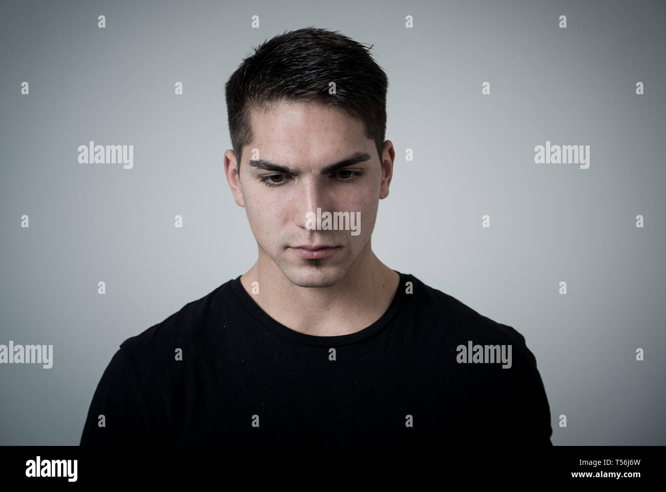 Nahaufnahme eines jungen gemischten Rennen Mann traurig, ernst und besorgt, in dem die emotionalen Schmerz besorgt. Gefühl Trauer und Depression. In isoliertem Sternpunkt b Stockfoto