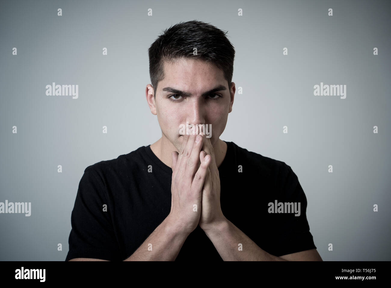 Nahaufnahme eines jungen gemischten Rennen Mann traurig, ernst und besorgt, in dem die emotionalen Schmerz besorgt. Gefühl Trauer und Depression. In isoliertem Sternpunkt b Stockfoto